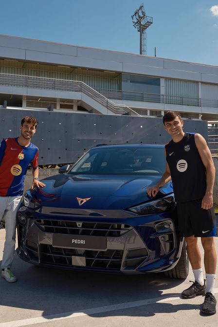 Zmena%20potrebuje%20l%EDdrov%20%u2014%20a%20CUPRA%20ver%ED%2C%20%u017Ee%20skuto%u010Dn%FD%20pokrok%20prich%E1dza%20radik%E1lnym%20naru%u0161en%EDm%20statusu%20quo%2C%20prekon%E1van%EDm%20o%u010Dak%E1van%ED%20a%20spochyb%u0148ovan%EDm%20konvenci%ED.%20Od%20svojho%20zalo%u017Eenia%20v%20roku%202018%20zna%u010Dka%20transformuje%20automobilov%FD%20priemysel%20ako%20podnecovate%u013E%20kreativity%20a%20z%E1stanca%20zmien.%20%20Za%20iba%20sedem%20rokov%20zna%u010Dka%20CUPRA%20uviedla%20na%20trh%20sedem%20rozli%u010Dn%FDch%20modelov%20a%20celosvetovo%20predala%20vy%u0161e%20800%20000%20automobilov.%20Ka%u017Ed%FD%20model%20CUPRA%20m%E1%20charakteristick%FD%20expres%EDvny%20dizajn%20a%20vysok%FA%20v%FDkonnos%u0165.%20Kompletn%E9%20portf%F3lio%20zah%u0155%u0148a%20model%20CUPRA%20Ateca%2C%20prv%FD%20automobil%20zna%u010Dky%20CUPRA%3B%20CUPRA%20Leon%20re%u0161tylizovan%FD%20a%20zdokonalen%FD%20na%20samostatn%FD%20model%20CUPRA%3B%20CUPRA%20Formentor%2C%20prv%FD%20automobil%20vyvinut%FD%20exkluz%EDvne%20pre%20zna%u010Dku%20a%20doteraz%20jej%20najpred%E1vanej%u0161%ED%20model%3B%20CUPRA%20Born%2C%20prv%FD%20model%20s%20elektrick%FDm%20pohonom%3B%20CUPRA%20Tavascan%2C%20prv%E9%20elektrick%E9%20SUV-kup%E9%20a%20%u0161portov%E9%20SUV%20CUPRA%20Terramar.%20V%20roku%202026%20ponuku%20zna%u010Dky%20dopln%ED%20model%20CUPRA%20Raval%2C%20predstavuj%FAci%20radik%E1lnu%20interpret%E1ciu%20mestsk%E9ho%20elektrick%E9ho%20automobilu.%20%20CUPRA%20je%20viac%20ako%20iba%20automobilov%E1%20zna%u010Dka.%20Tvor%ED%20ju%20aj%20kme%u0148%20CUPRA%2C%20zlo%u017Een%FD%20z%20t%EDmu%20ambas%E1dorov%20vzpieraj%FAcich%20sa%20konvenci%E1m%20a%20prekra%u010Duj%FAcich%20hranice%2C%20ktor%E9%20brzdia%20ostatn%FDch.%20Jeho%20%u010Dlenmi%20je%20napr%EDklad%20%u0161panielsky%20zlat%FD%20medailista%20Sa%FAl%20Craviotto%2C%20filmov%FD%20re%u017Eis%E9r%20J.A.%20Bayona%2C%20nemeck%FD%20futbalov%FD%20brank%E1r%20Marc-Andr%E9%20ter%20Stegen%2C%20ako%20aj%20dvojn%E1sobn%E1%20nosite%u013Eka%20ocenenia%20Ballon%20d%27Or%20a%20svetov%E1%20futbalistka%20roka%20FIFA%20Alexia%20Putellas.%20CUPRA%20je%20ofici%E1lnym%20automobilov%FDm%20partnerom%20a%20partnerom%20mobility%20FC%20Barcelona%2C%20premium%20sponzorom%20Premier%20Padel%20Tour%20a%20s%20hrdos%u0165ou%20%u0161tartuje%20v%20svetovom%20%u0161ampion%E1te%20%20elektrick%FDch%20monopostov%20Formula%20E%20s%20t%EDmom%20Kiro%20Race%20Co.%20%20cupra%20Prezent%E1cia%2018.06.2025%20Silnej%u0161%ED%20charakter%20pre%20modely%20CUPRA%20Formentor%2C%20Leon%2C%20Leon%20Sportstourer%20a%20Ateca%20%20so%20%u0161peci%E1lnou%20ed%EDciou%20%u201EBlack%20Tayron%20Prezent%E1cia%2003.06.2025%20Op%E4%u0165%20najlep%u0161ie%20hodnotenie%20pre%20model%20zna%u010Dky%20Volkswagen%3A%20nov%FD%20Tayron%20z%EDskal%205%20hviezdi%u010Diek%20od%20Euro%20NCAP%2075%20years%20SEAT%20Prezent%E1cia%2001.06.2025%20P%EDsali%20sme%20hist%F3riu%20a%20tvor%EDme%20bud%FAcnos%u0165%3A%20SEAT%20S.A.%20oslavuje%2075%20rok